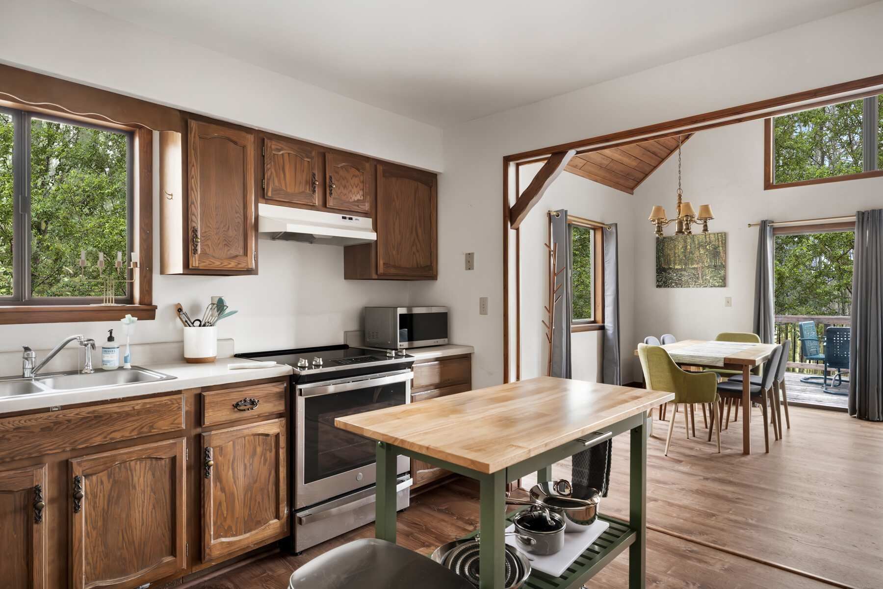 Frigorífico, horno, placa de cocina y cafetera o tetera