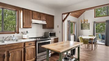 Refrigerador, horno, parrilla de estufa y cafetera y tetera