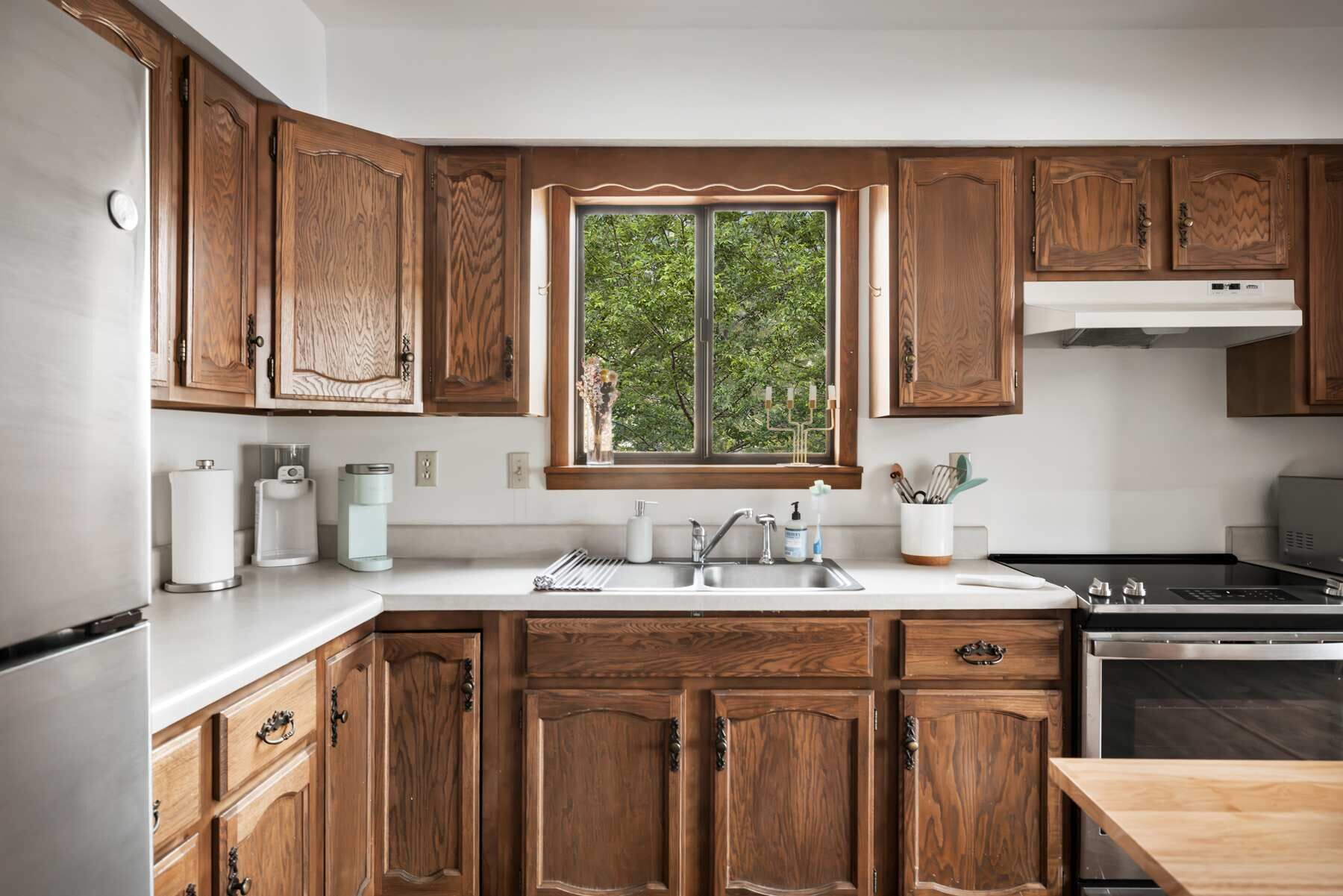 Refrigerador, horno, parrilla de estufa y cafetera y tetera 