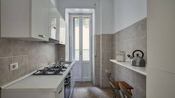 Kühlschrank, Mikrowelle, Wasserkocher mit Kaffee-/Teezubehör, Toaster
