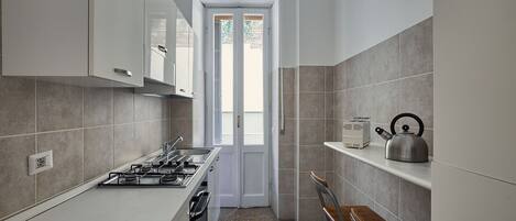 Kühlschrank, Mikrowelle, Wasserkocher mit Kaffee-/Teezubehör, Toaster