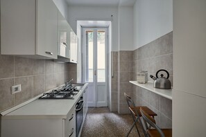 Een koelkast, een magnetron, een koffiezetapparaat/waterkoker