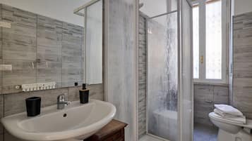 Dusche, Haartrockner, Bidet, Handtücher