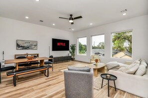 Smart TV, videojuegos, biblioteca de música