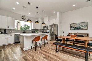 冷蔵庫、電子レンジ、オーブン、コンロ