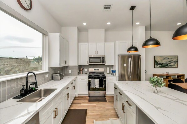 冷蔵庫、電子レンジ、オーブン、コンロ