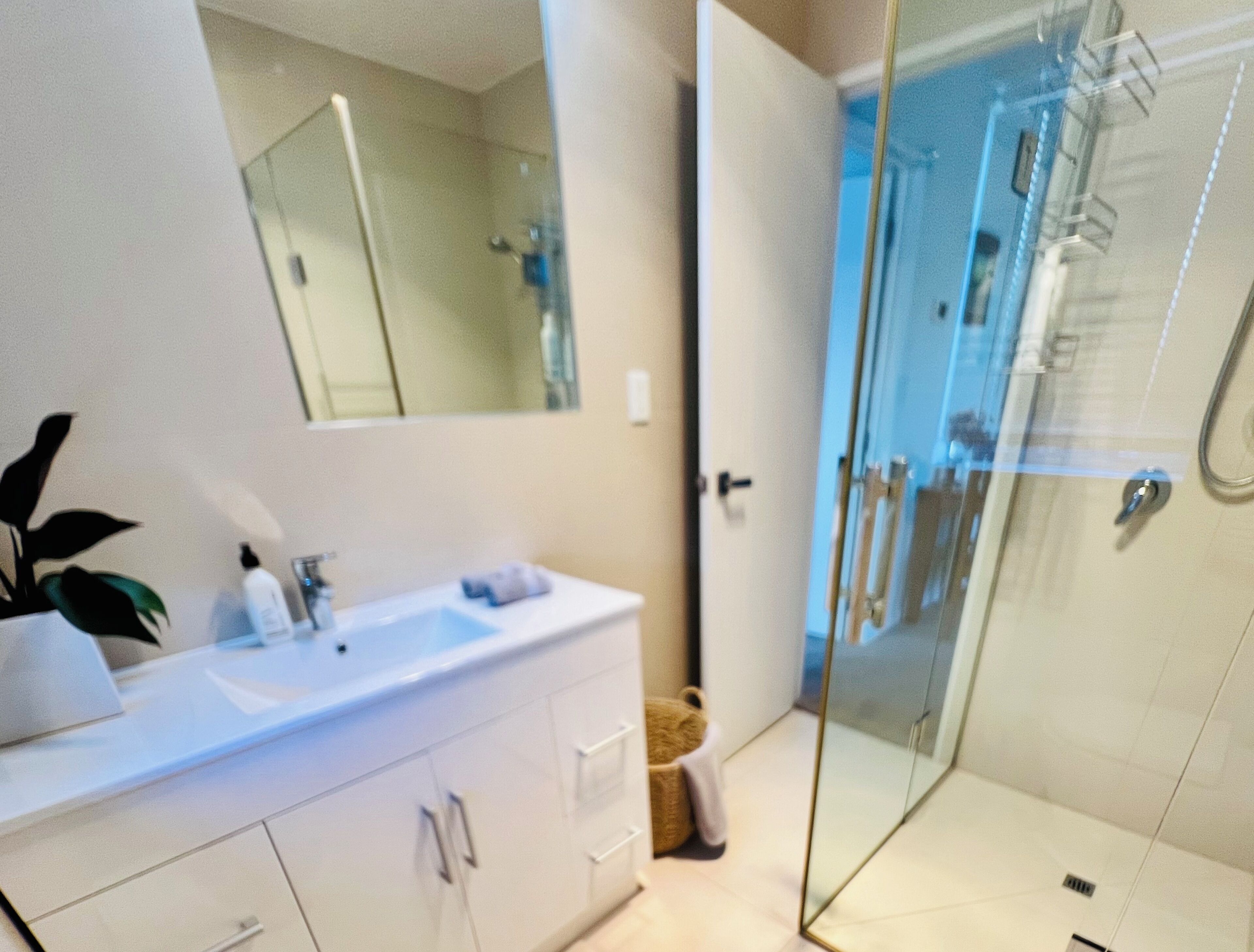 Dusche, Haartrockner, Handtücher, Seife