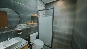 Deluxe Double Room, Balcony | Bathroom