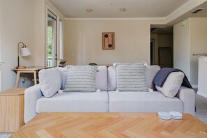 TV, stereo - Blueground | San Mateo, pool & w/d, nr park (San Mateo)