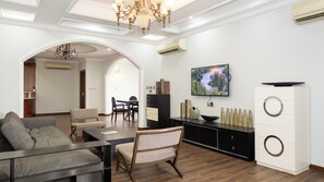 Panoramic Apartment, 3 Bedrooms | Living area