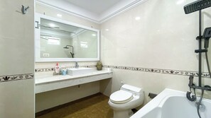 Panoramic Apartment, 3 Bedrooms | Bilik Mandi | Kelengkapan dandanan diri percuma, tuala disediakan, sabun, syampu