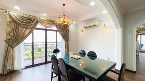 Panoramic Apartment, 3 Bedrooms | In-room dining
