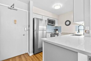 Fridge, microwave, oven, stovetop - Sweet & Cozy in Honolulu Free WIFI & AC (Honolulu)