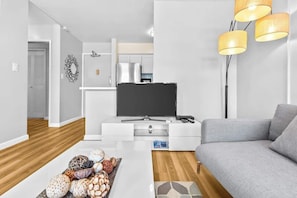 TV - Sweet & Cozy in Honolulu Free WIFI & AC (Honolulu)