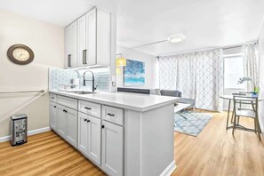 Interior - Sweet & Cozy in Honolulu Free WIFI & AC (Honolulu)