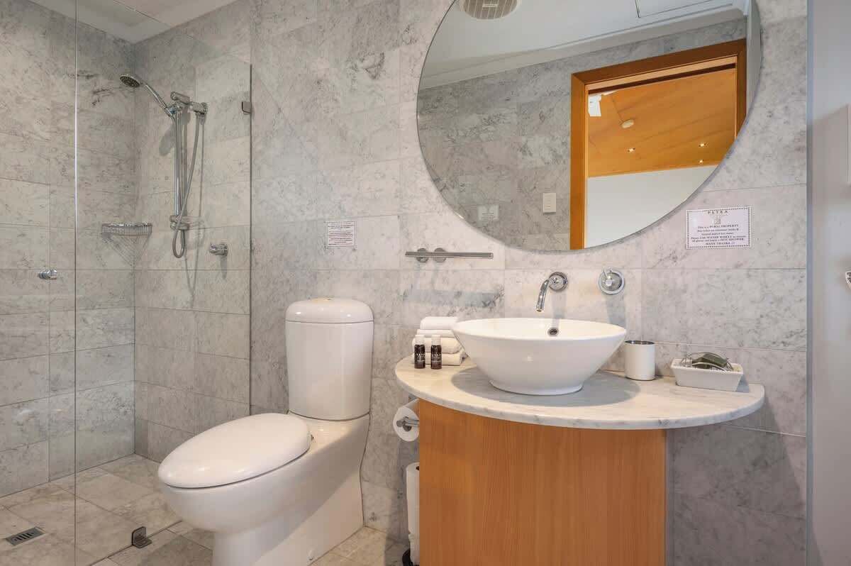 Shower, hair dryer, towels, shampoo