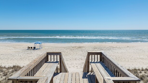 A wooden boardwalk leading to a beach with a clear view of the ocean. - Oceanfront!  Newly renovated, 4 bd/3 bath, dog friendly, FAST-Wifi and Roku streaming! (North Topsail Beach)