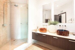 Douche, sèche-cheveux