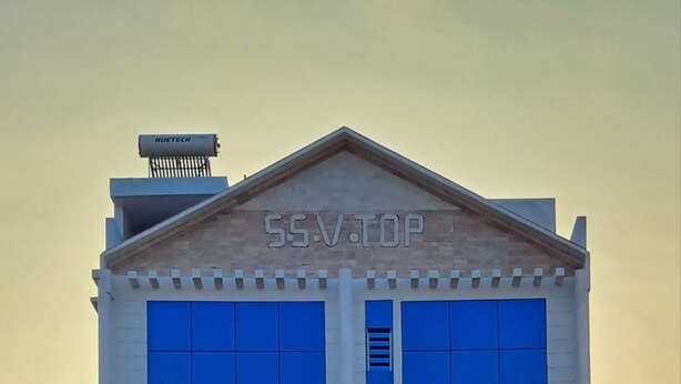 A multi-story building with a flat roof and a sign reading "55.V.TOP". - I-ROOMZ S S V Hotel (Hoskote)