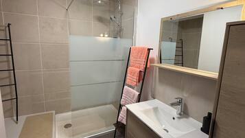 Douche, sèche-cheveux, serviettes fournies, savon