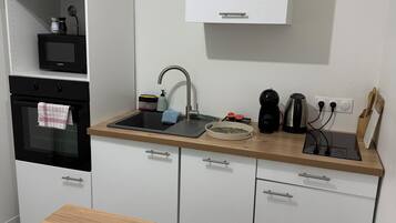 Réfrigérateur, micro-ondes, four, plaque de cuisson