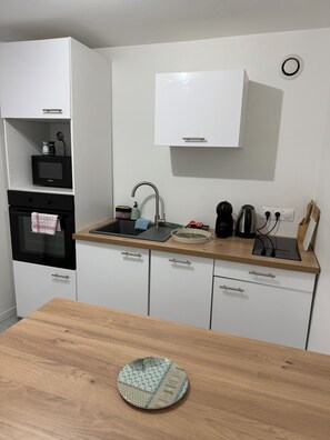 Refrigerador, microondas, horno, placa de cocina