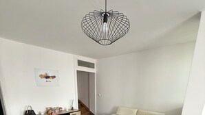 Un soggiorno moderno con un divano, un tavolino da caffè e un mobile contenitore.
