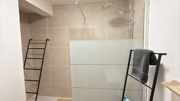 Douche, sèche-cheveux, serviettes fournies, savon