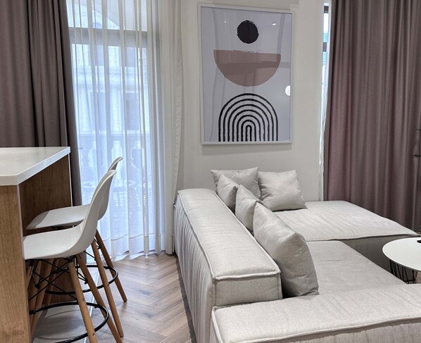 1 dormitorio, cortinas opacas, tabla de planchar con plancha