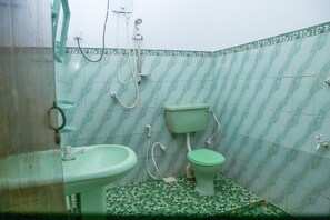 Basic Double Room, Garden View | Bathroom