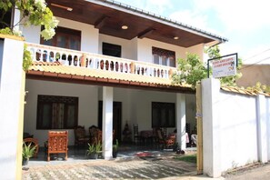 Front of property - Kind & Love Guest House (Hikkaduwa)