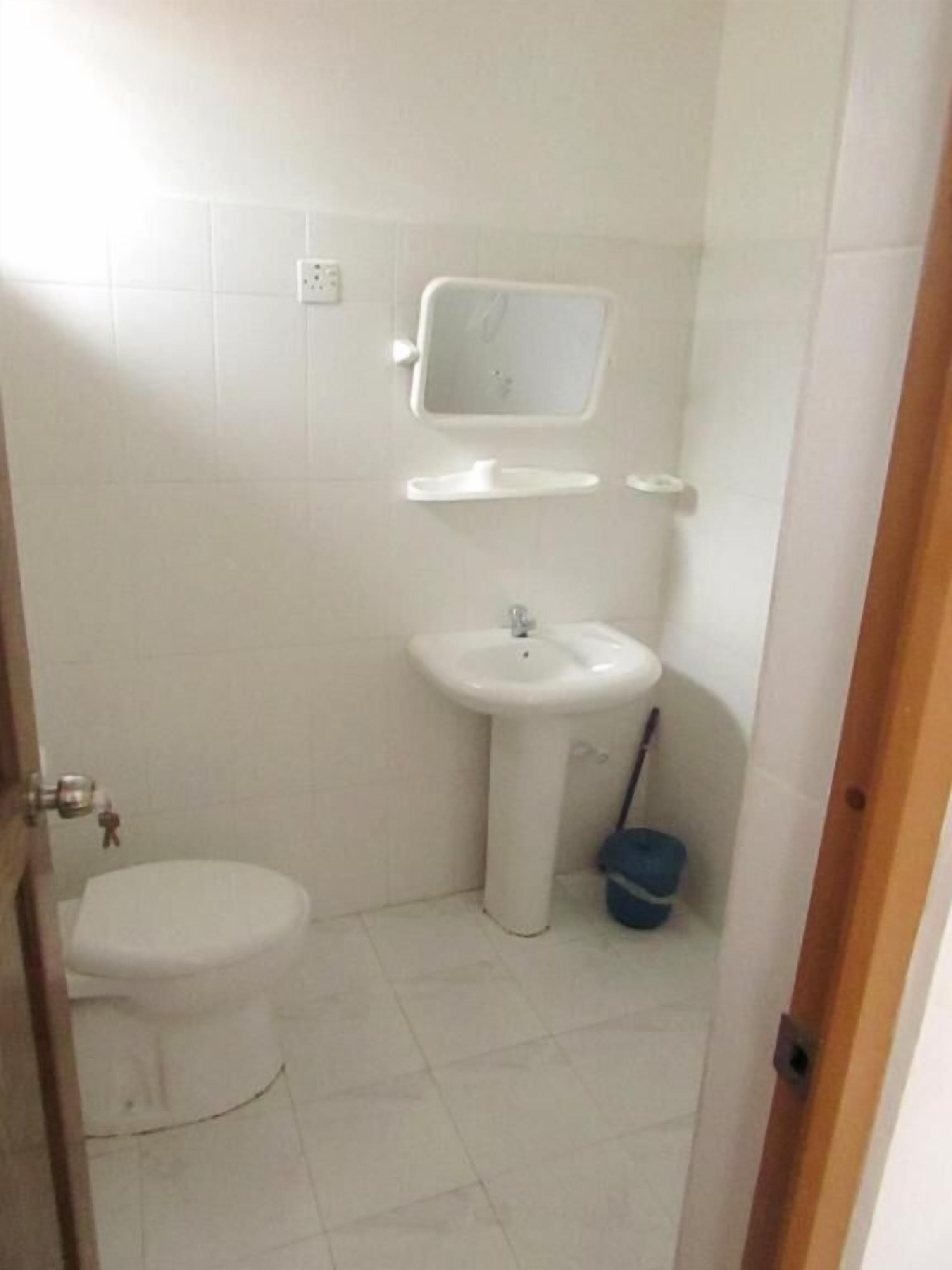 Basic-Doppelzimmer, Gartenblick | Badezimmer | Dusche, Handtücher, Seife, Toilettenpapier