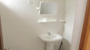 Doppia Basic, vista giardino | Bagno | Doccia, asciugamani, sapone, carta igienica