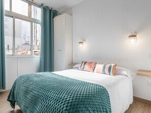 2 bedrooms, iron/ironing board, Internet, bed sheets