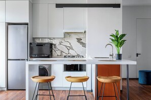 Departamento de lujo, vista al patio | Área de sala de estar | Televisión de pantalla plana 