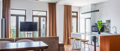 Appartement luxueux, vue sur la cour intérieure | Aire de séjour | Téléviseur à écran plat