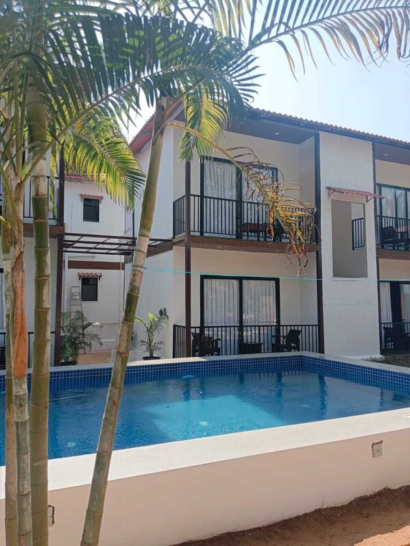 Una piscina al aire libre