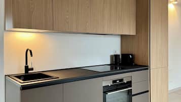 Deluxe Apartment, Garden View | Private kitchen