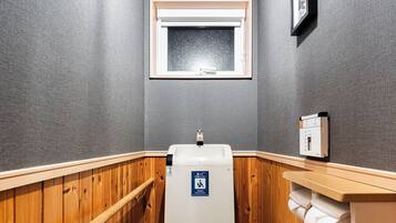 Kostenlose Toilettenartikel, Haartrockner, Hausschuhe, Bidet