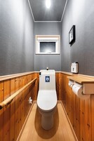 Artículos de tocador gratuitos, secador de pelo, pantuflas, bidet