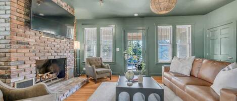 Fernseher, Kamin, Arbeitsbereiche