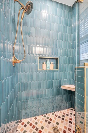 Douche, sèche-cheveux, shampoing