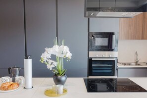 Fridge, oven, stovetop, coffee/tea maker