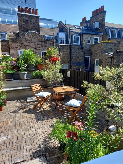 Large Bright Soho Studio Flat with large Terrace