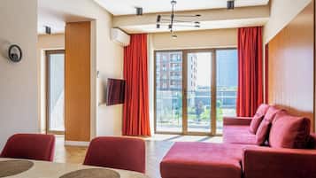 Luxury Apartment, Courtyard View | Living area