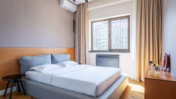 1 dormitorio, caja fuerte, cortinas opacas