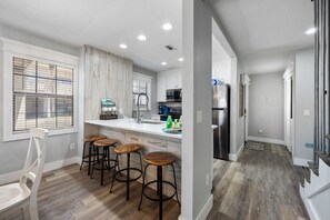 雪櫃、微波爐、焗爐、爐具