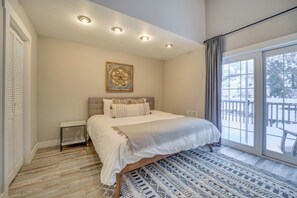 6 bedrooms, desk, iron/ironing board, internet - 2 Blocks to Dtwn Chelan: Home w/ Hot Tub & Pool (Chelan)