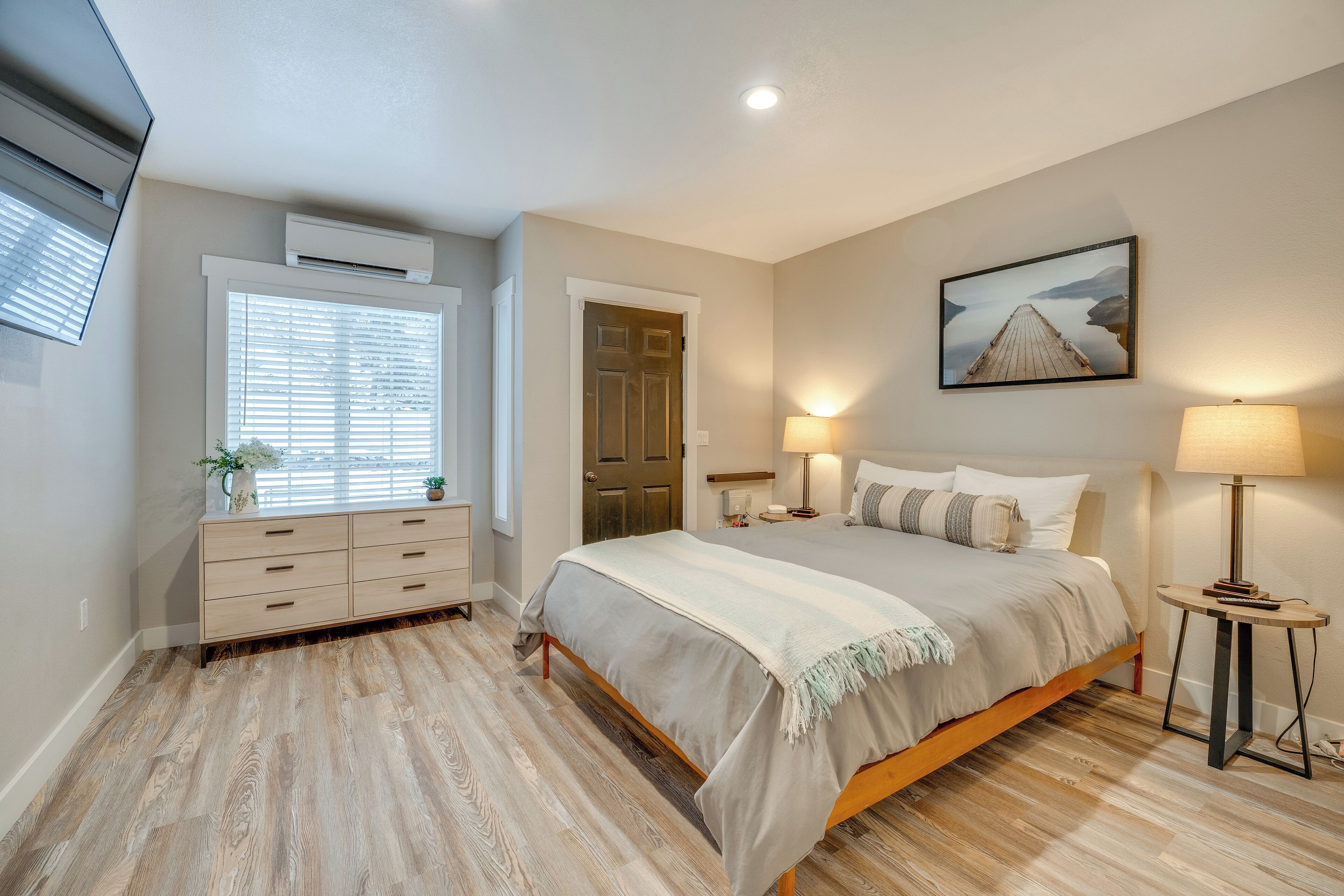 6 habitaciones, escritorio, tabla de planchar con plancha y internet 