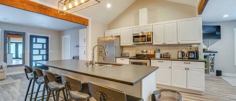 Fridge, microwave, stovetop, dishwasher